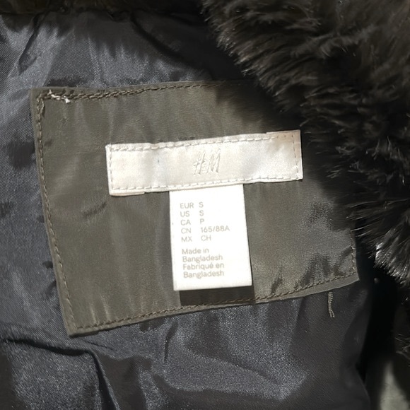 Puffer vest with fur neck and hidden hood - Picture 6 of 6